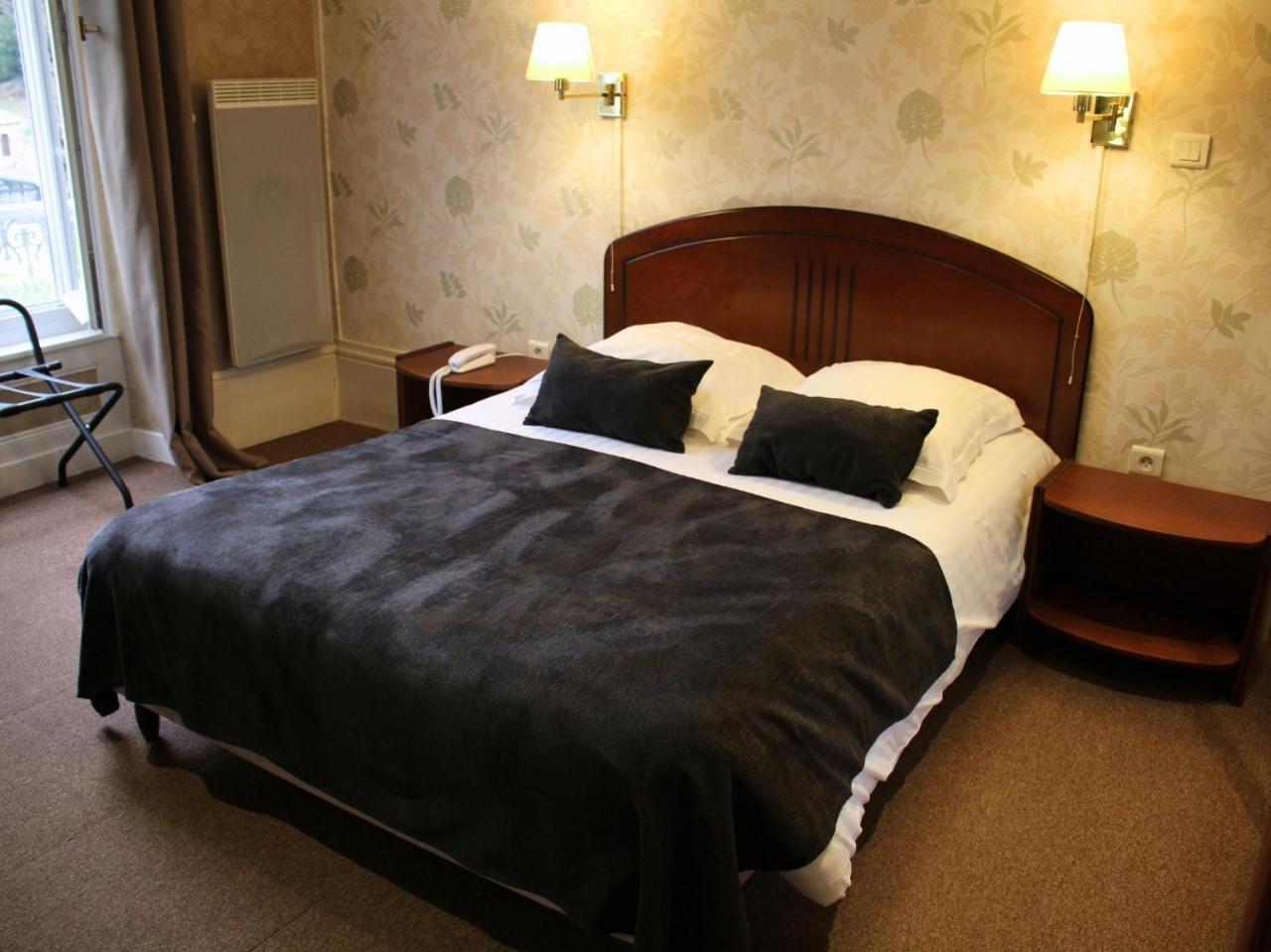 Grand Hotel De Bourbon-Lancy - Spa Et Restaurant - Logis Esterno foto
